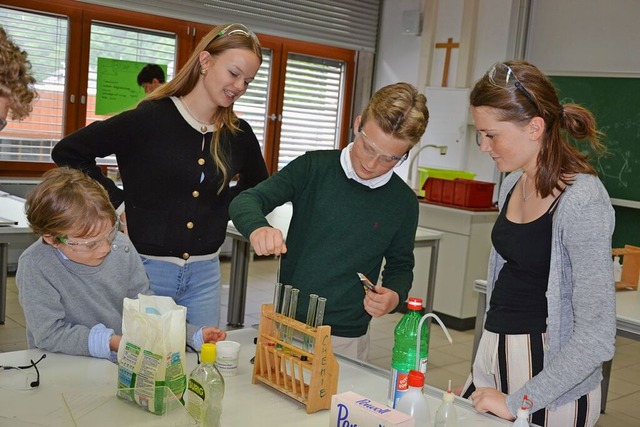 Unter anderem Chemieexperimente, die s...konnten, gab es am Kolleg St. Blasien. | Foto: Christiane Sahli Unter anderem Chemieexperimente, die s...konnten, gab es am Kolleg St. Blasien. | Foto: Christiane Sahli