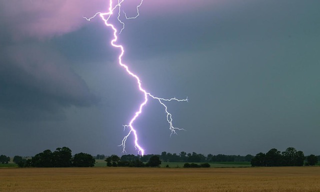 Ein Unwetter wird am Spnntag erwartet. | Foto: Patrick Pleul (dpa) Ein Unwetter wird am Spnntag erwartet. | Foto: Patrick Pleul (dpa)