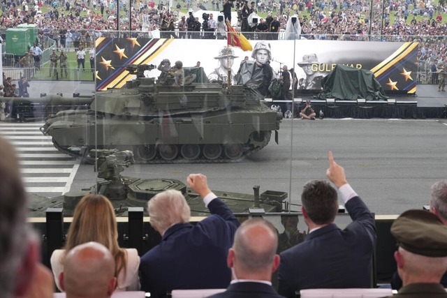 Trump reckt seine Faust in die Luft al...whrend der Militrparade vorbeifhrt.  | Foto: Doug Mills (dpa)