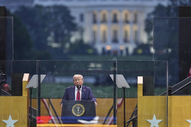 Trump spricht whrend der Militrparad...it seinem 79. Geburtstag usammenfllt.  | Foto: Julia Demaree Nikhinson (dpa)