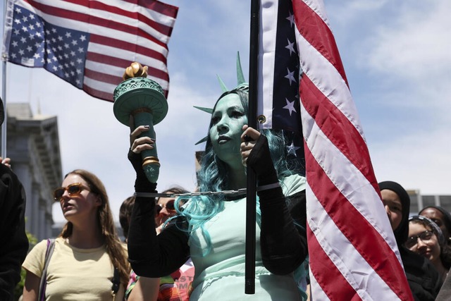 San Francisco: Lola Hottensen ist als ... sie an einer Demonstration teilnimmt.  | Foto: Benjamin Fanjoy (dpa)