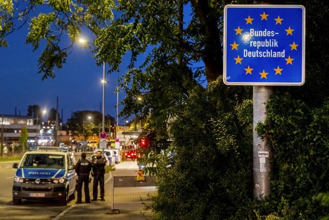Polizeibeamte an der Grenze zwischen Deutschland und Frankreich. | Foto: Michael Probst (dpa) Polizeibeamte an der Grenze zwischen Deutschland und Frankreich. | Foto: Michael Probst (dpa)