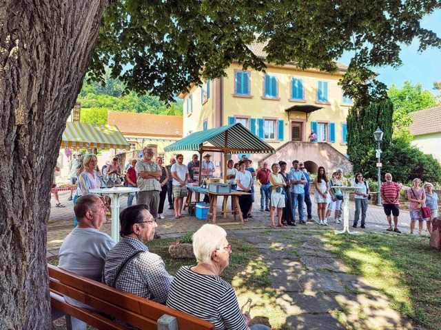 Zahlreiche Gäste wohnten der kleinen F...g des Lindenplatzes in Münchweier bei. | Foto: Ulrike Hiller Zahlreiche Gäste wohnten der kleinen F...g des Lindenplatzes in Münchweier bei. | Foto: Ulrike Hiller