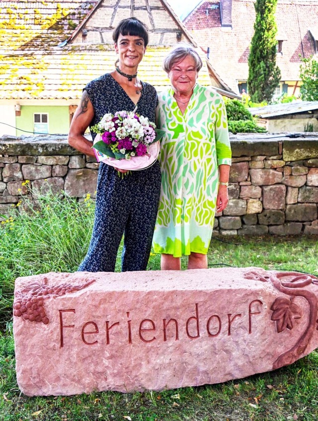 Ortsvorsteherin Charlotte Götz (rechts...in Martina Neubert für ihr Engagement. | Foto: Ulrike Hiller Ortsvorsteherin Charlotte Götz (rechts...in Martina Neubert für ihr Engagement. | Foto: Ulrike Hiller