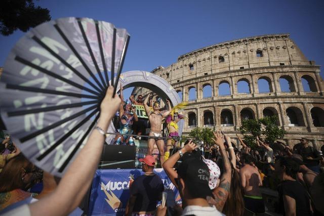 Hitze, Musik, Politik: Tausende feiern Pride-Parade in Rom