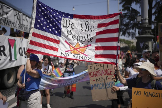 Auf einem Plakat steht &quot;We the people, No Kings&quot;  | Foto: Alessandra Tarantino (dpa)