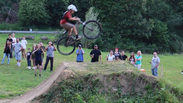 Gewagte Sprünge zeigten die jungen Radsportler auf der neuen BMX-Anlage. | Foto: Thomas Winckelmann Gewagte Sprünge zeigten die jungen Radsportler auf der neuen BMX-Anlage. | Foto: Thomas Winckelmann