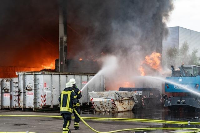 Brand in Entsorgungsbetrieb: Große Rauchsäule über Kehl