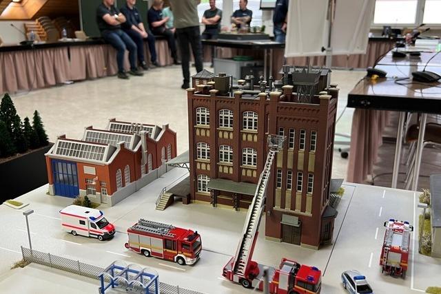 Die Feuerwehr Titisee-Neustadt bt den Ernstfall anhand einer Modellbaustadt