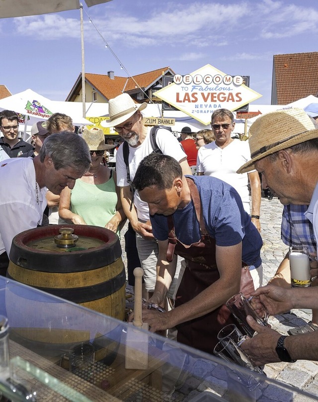 Gelungener Fassanstich zum Dorffest Gr...istian Ulrich und Christian Behringer.  | Foto: Wilfried Dieckmann