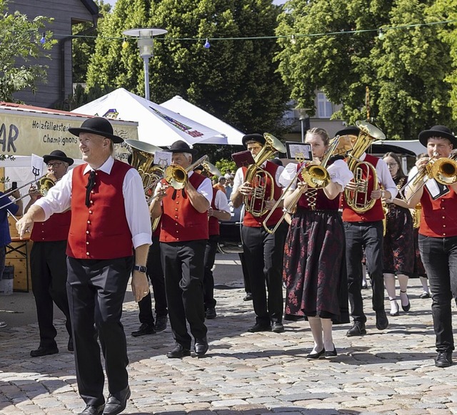 Die Trachtenkapelle Grafenhausen unter...Kutsche der Brauerei  zum Fassanstich.  | Foto: Wilfried Dieckmann