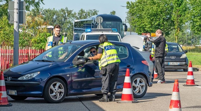 Die Bundespolizei kontrolliert Fahrzeuge am Grenzübergang in Kehl. | Foto: Stadt Kehl Die Bundespolizei kontrolliert Fahrzeuge am Grenzübergang in Kehl. | Foto: Stadt Kehl