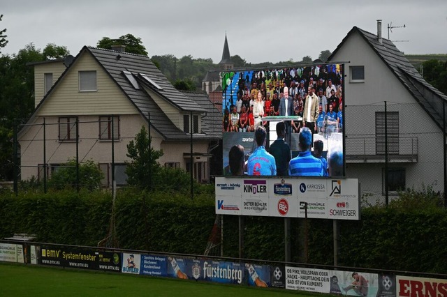 Die Pokalauslosung wird in Bahlingen auf großen Monitoren gezeigt. | Foto: Markus Zimmermann Die Pokalauslosung wird in Bahlingen auf großen Monitoren gezeigt. | Foto: Markus Zimmermann