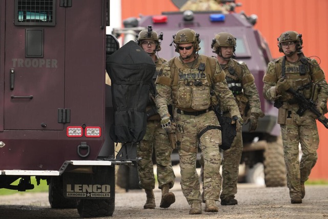 Ein  politisches Motiv des Tters wird angenommen.  | Foto: George Walker IV (dpa)