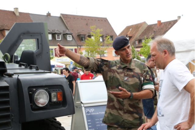 Der erste deutsche Veteranentag ruft gemischte Reaktionen hervor: Granatwerfer da, Dosenwerfen dort