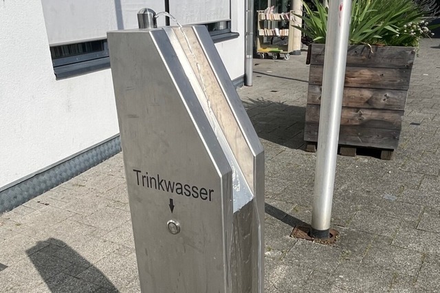 Der neue Trinkwaserbrunnen auf dem Rathausplatz in Efringen-Kirchen | Foto: Katrin Fehr Der neue Trinkwaserbrunnen auf dem Rathausplatz in Efringen-Kirchen | Foto: Katrin Fehr