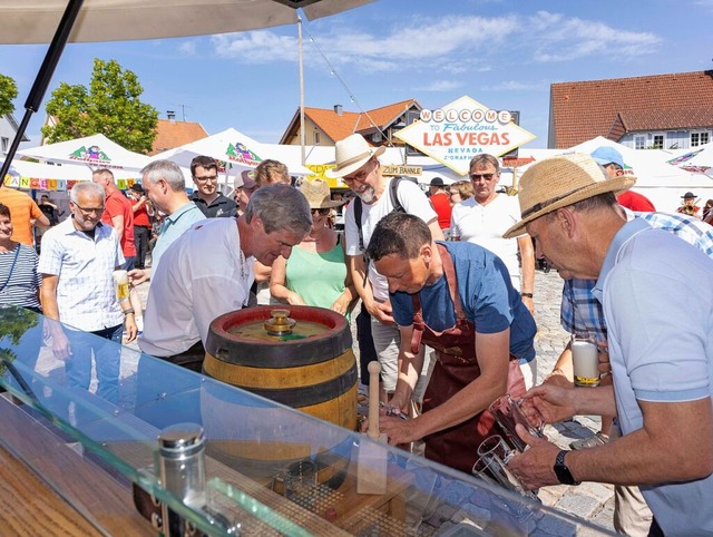 Gelungener Fassanstich zum Dorffest Gr...istian Ulrich und Christian Behringer.  | Foto: Wilfried Dieckmann