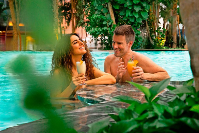 Urlaubsfeeling mit Live-Musik unter Palmen im Badeparadies