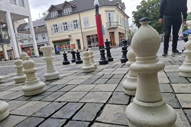 Schachfiguren auf dem Senser Platz in Lrrach  liegen lange ungenutzt in der Truhe