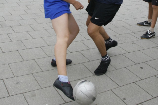 Fußball geht auch auf anderem Untergrund als der Wiese. | Foto: Heidi Foessel Fußball geht auch auf anderem Untergrund als der Wiese. | Foto: Heidi Foessel