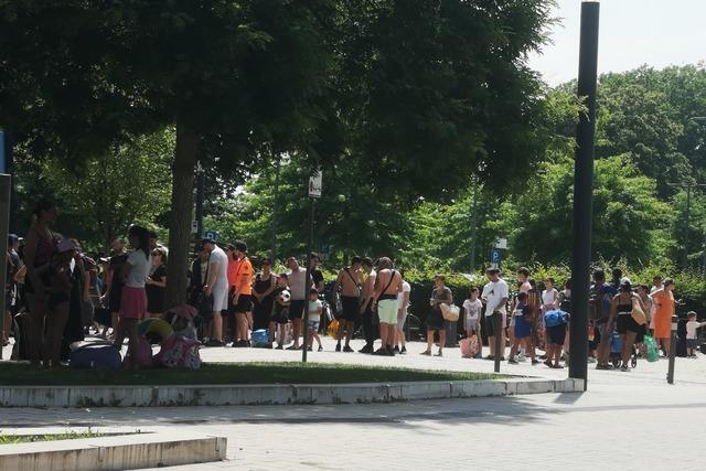 Langes Warten auf einen Parkplatz am Samstag beim Offenburger Freizeitbad Stegermatt
