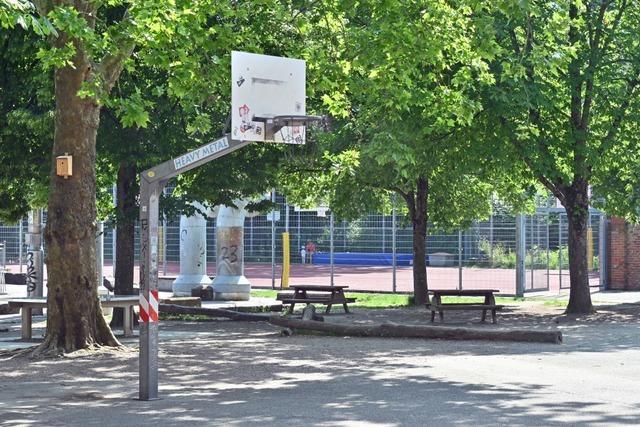 Basketballkorb auf Freiburger Schulhof wird ab 20 Uhr abgedeckt