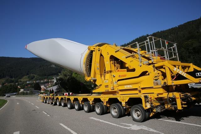 Die Bauteile fr die Windrder am Rokopf werden mitten durch Freiburg gefahren