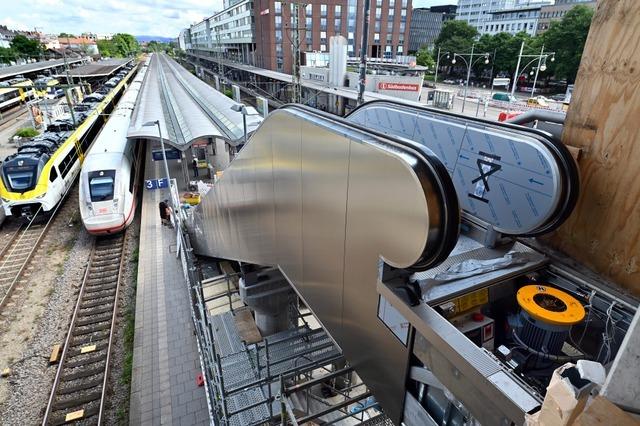 Einbau der zweiten Treppe am Freiburger Hauptbahnhof