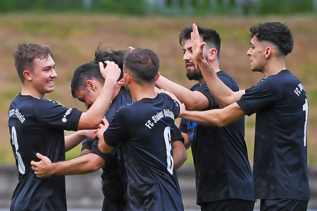 Das Team des FC Steinen-Hllstein beju...h-Stetten II der Kreisliga A erhalten.  | Foto: Gerd Grndl