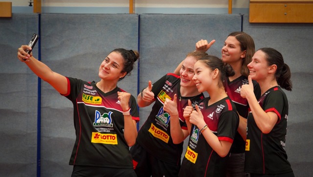 Bitte recht freundlich: Daniela Ortega...yer und Ievgeniia Sozoniuk (von links)  | Foto: Privat