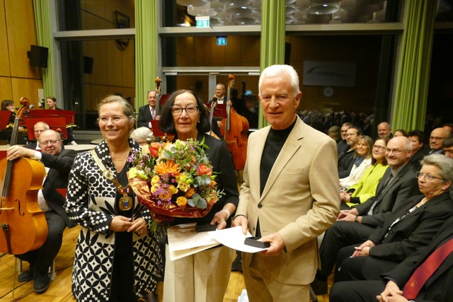 Blumen und Urkunde: Doris und Serge Spiess bei einer Ehrung  | Foto: Ulrich Senf