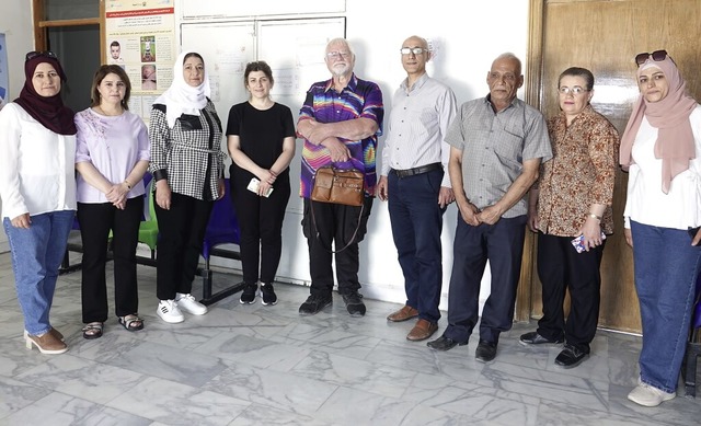 Das Mitarbeiterteam der von Eckhard We...suchten Gemeinschaftspraxis in Rojava.  | Foto: Eckhard Weissenberger