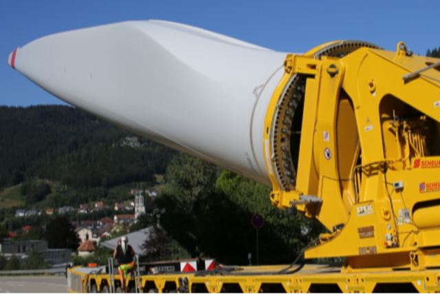 Wie Bauteile fr die Windrder am Rokopf mitten durch Freiburg gefahrenwerden