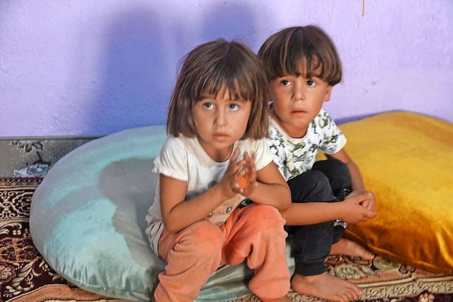 Zwei Kinder im Dorf von und fr Frauen und ihrer Kinder  | Foto: Eckhard Weissenberger