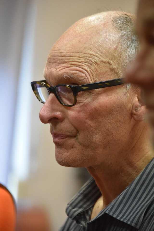 Peter Martus bei der musikalischen Er...rch den Violinisten Michael Dinnebier.  | Foto: Benedikt Sommer