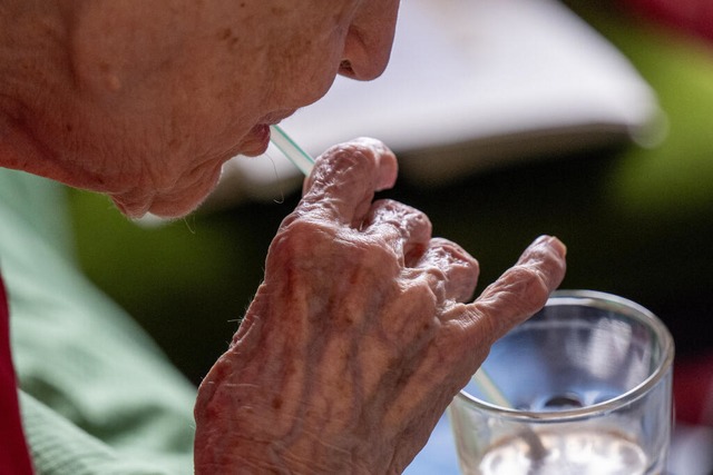 Viel trinken ist eine Maßnahme, die wä...nders wichtig – gerade im Alter. | Foto: Monika Skolimowska (dpa) Viel trinken ist eine Maßnahme, die wä...nders wichtig – gerade im Alter. | Foto: Monika Skolimowska (dpa)