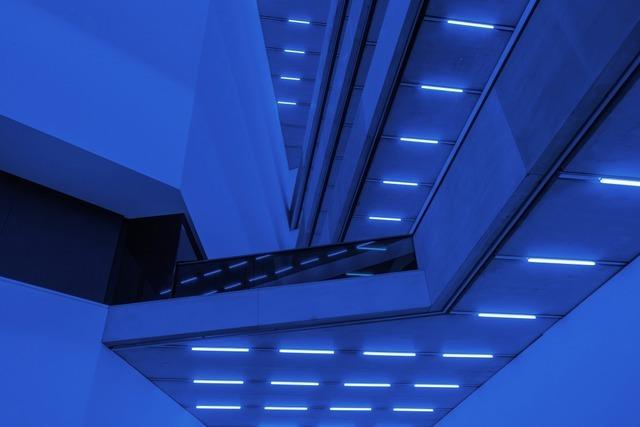 Eine Kathedrale aus Farbe und Klang: Die Installation "Bass" im Basler Schaulager
