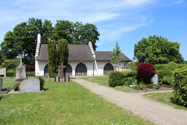 Zwischen Rasthof und Ewigkeit liegt die Friedhofskapelle in Schallstadt-Mengen