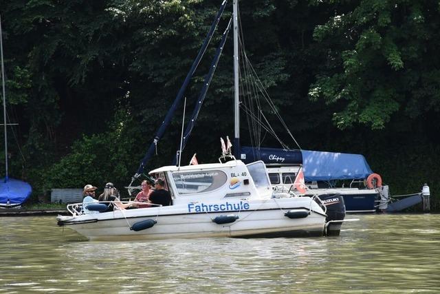 Ausflgler und Wassersportler erobern den Rhein und seine Ufer bei Rheinfelden