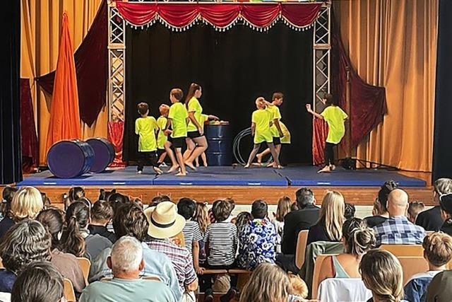 Jongleur, Clown und Fakir in der Schulhalle Holzhausen