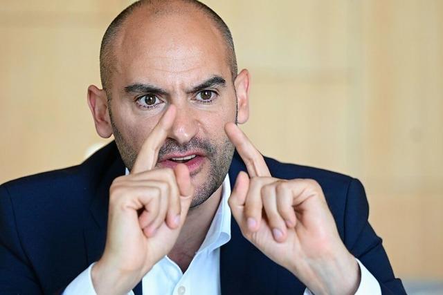 Finanzminister Bayaz: Rente erst ab 68 Jahren fr Uni-Absolventen