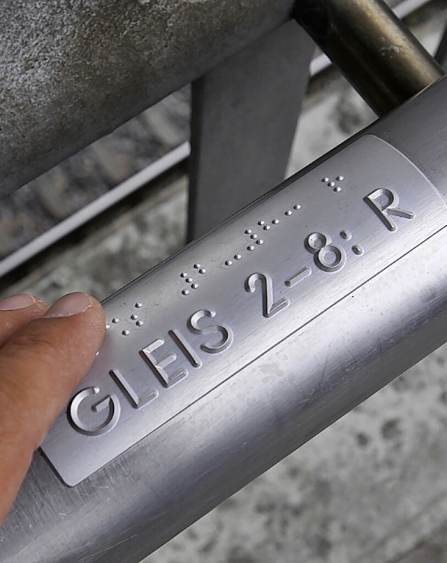 &#8222;Gleis 2 bis 8&#8220; steht am F...elnder in Brailleschrift geschrieben.  | Foto: Ingo Schneider