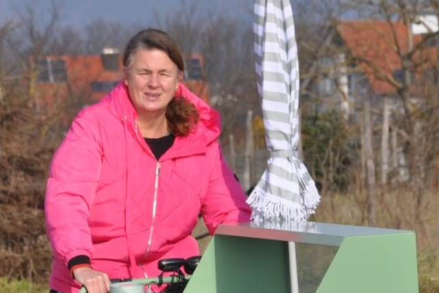 Gundelfingerin verkauft aus ihrem Lastenrad-Laden 