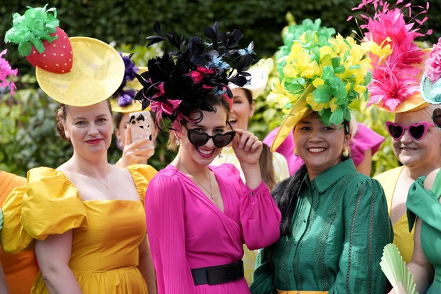 Besucherinnen mit verzierten Hten am ersten Tag des Pferderennens Royal Ascot.  | Foto: Andrew Matthews (dpa)