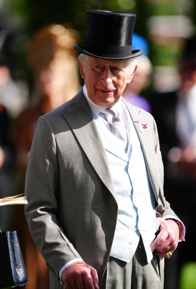 Der britische Knig Charles III. ist a...al Ascot auf der Pferderennbahn Ascot.  | Foto: David Davies (dpa)