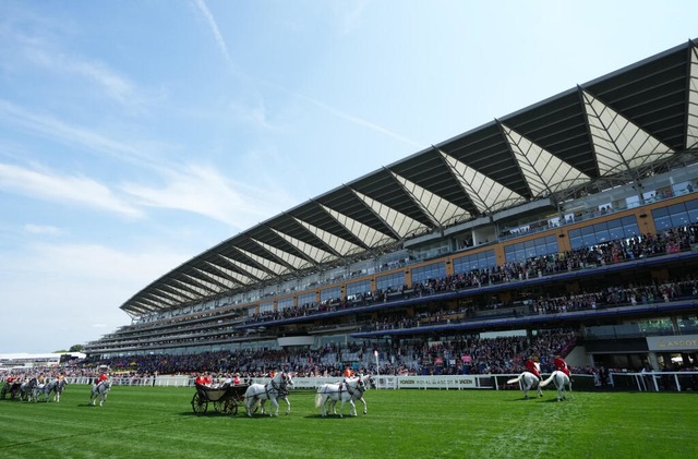 bersicht bei der Ankunft des britisch...al Ascot auf der Pferderennbahn Ascot.  | Foto: John Walton (dpa)