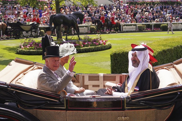Der britische Knig Charles winkt der ...n Ascot auf dem Paradeplatz eintrifft.  | Foto: Alberto Pezzali (dpa)