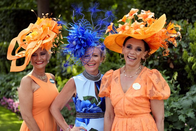 Besucherinnen mit verzierten Hten beim Pferderennen Royal Ascot  | Foto: Andrew Matthews (dpa)