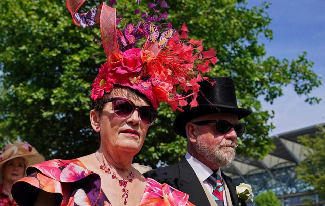 Am ersten Tag des Royal Ascot Pferdere...schauer mit verzierten Hten Schlange.  | Foto: Alberto Pezzali (dpa)