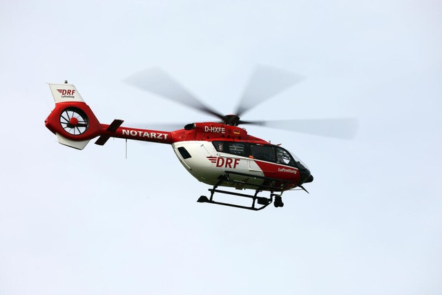 Mit dem Rettungshubschrauber musste ei...e Klinik geflogen werden (Symbolbild). | Foto: Jan Woitas (dpa) Mit dem Rettungshubschrauber musste ei...e Klinik geflogen werden (Symbolbild). | Foto: Jan Woitas (dpa)